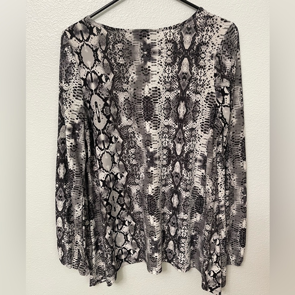 INC International Concepts Diamond Python Front Pockets Gray Blouse Top Size M - Picture 8 of 11